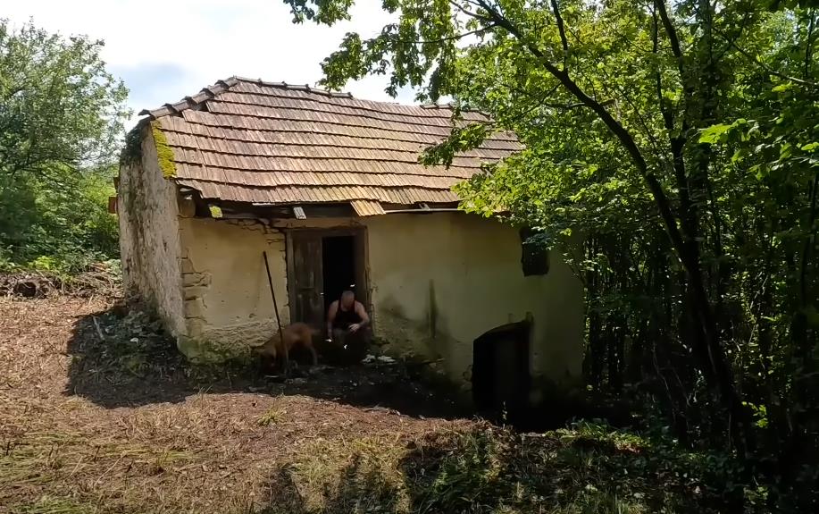 Staru kuću zaraslu u trnje pretvorio je u raj za dušu: Muškarac renovirao zapušteni dom iz 1957, a zbog rezultata ljudi ostali u neverici