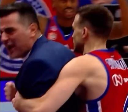 OPŠTI HAOS NA UTAKMICI CSKA - ALEKSA U CENTRU PAŽNJE! Trener hteo da prebije sudiju: Srbin borilačkim zahvatom sprečio skandal, a onda promašio šut za pobedu!