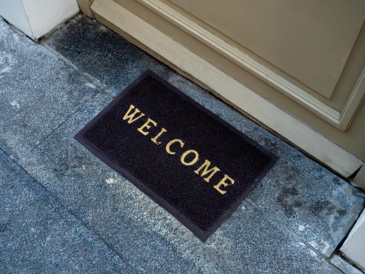 Više skoro niko ne postavlja otirač ispred ulaznih vrata: Evo šta ga je zamenilo u modernom enterijeru Kép