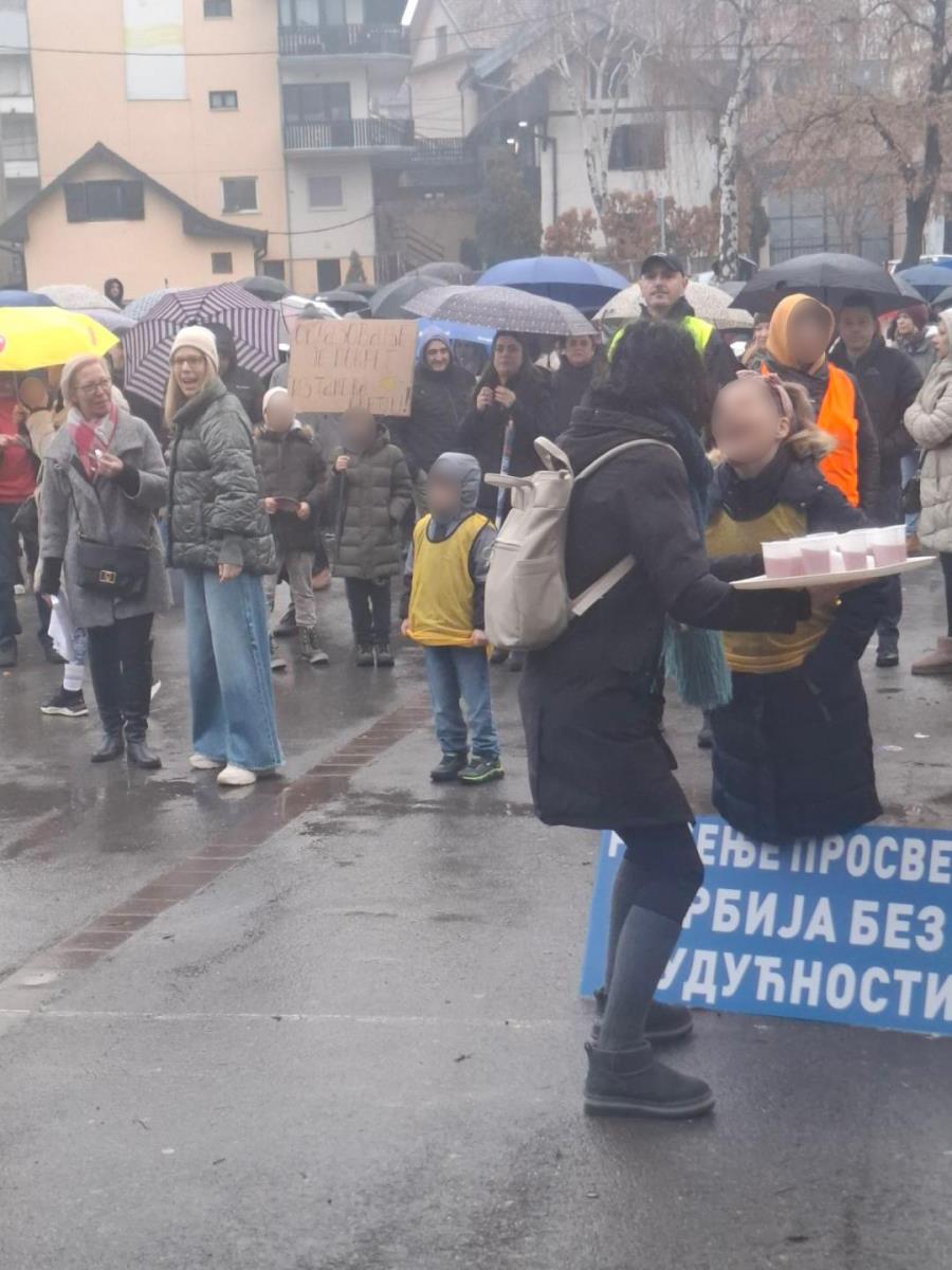 OSNOVNA ŠKOLA U MIRIJEVU ZLOUPOTREBILA SVOJE ĐAKE! Nastavnici štrajkuju ali zvali decu na jedan čas! Baka jednog učenika uznemirena: UVLAČE IH U POLITIKU