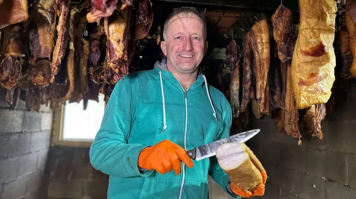 Goran ima svoj biznis od kog polazi voda na usta: Proizvode šalje širom Srbije, a od stare sorte svinja se dobro opario Goran ima svoj biznis od kog polazi voda na usta: Proizvode šalje širom Srbije, a od stare sorte svinja se dobro opario