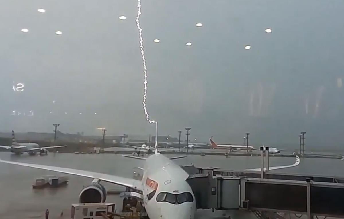 Grom udario u rep aviona na aerodromu u Sao Paulu | Kurir