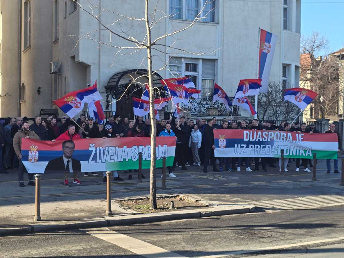 VIJORE SE SRPSKE ZASTAVE U GLAVNOM GRADU MAĐARSKE! "DIJASPORA JE UZ PREDSEDNIKA SRBIJE" Podrška za Vučića stiže i iz Budimpešte (foto)