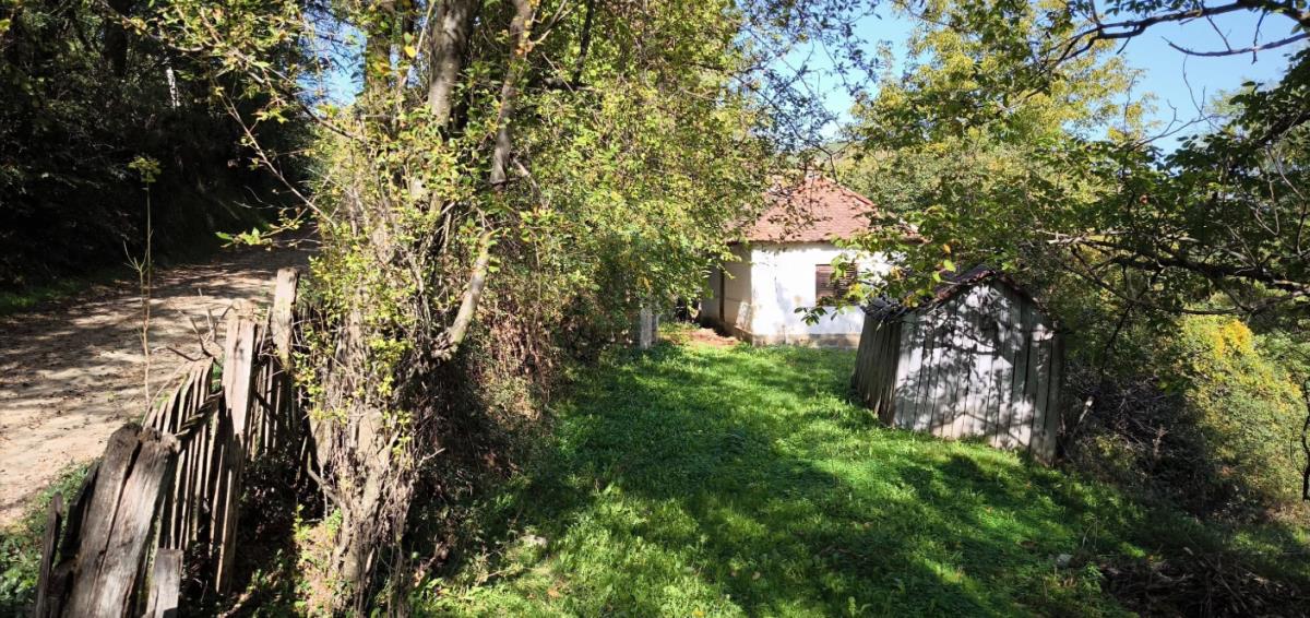 Uz malo truda i volje do bajke na planini! Miroslav prodaje domaćinstvo za manje od 9.000 €, ima svoj bunar - Tek da vidite prilaz Uz malo truda i volje do bajke na planini! Miroslav prodaje domaćinstvo za manje od 9.000 €, ima svoj bunar - Tek da vidite prilaz