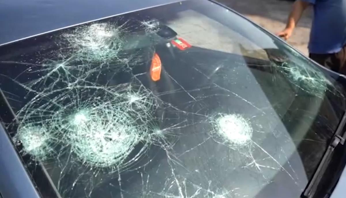 Imaju li vozači pravo na naknadu ako im neko razbije šoferku dok su nepropisno parkirani? Ovo je jedini način da naplate štetu Imaju li vozači pravo na naknadu ako im neko razbije šoferku dok su nepropisno parkirani? Ovo je jedini način da naplate štetu