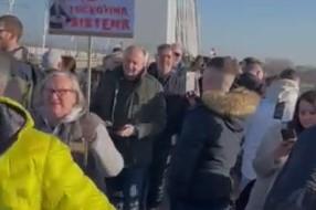 DRAGAN ĐILAS NA BLOKADI ŽEŽELJEVOG MOSTA: Od "apolitičnog" protesta do javnog preuzimanja od strane opozicije (VIDEO)