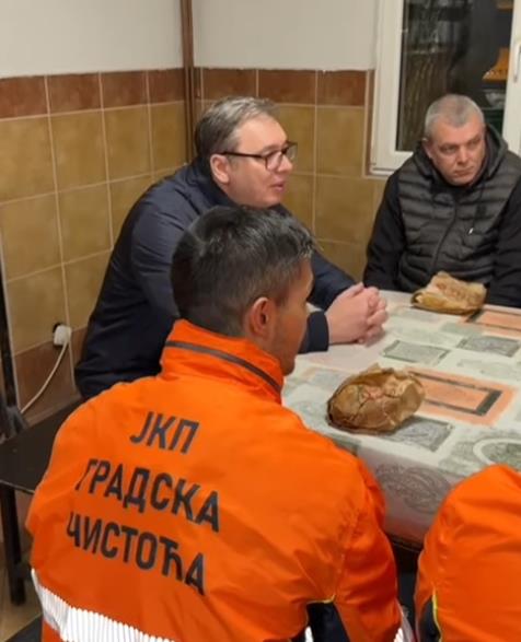 VUČIĆ POSETIO RADNIKE GRADSKE ČISTOĆE "Ponosan na njih i srećan što sam neko vreme mogao da provedem sa ovim divnim ljudima" (FOTO, VIDEO)