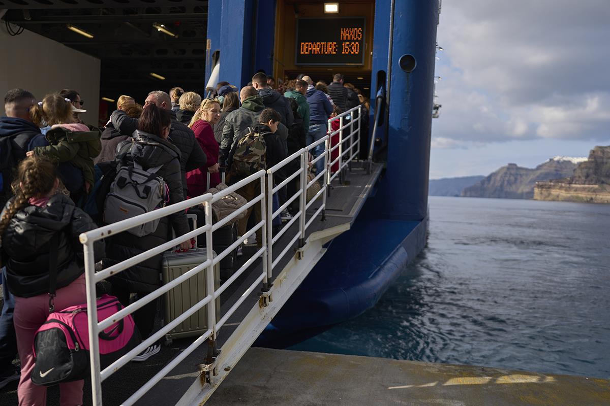 "LJUDI POKUŠAVAJU DA ODU, ALI NE MOGU..." Nižu se poruke upozorenja, Santorini strahuje od potpunog razaranja! (FOTO)