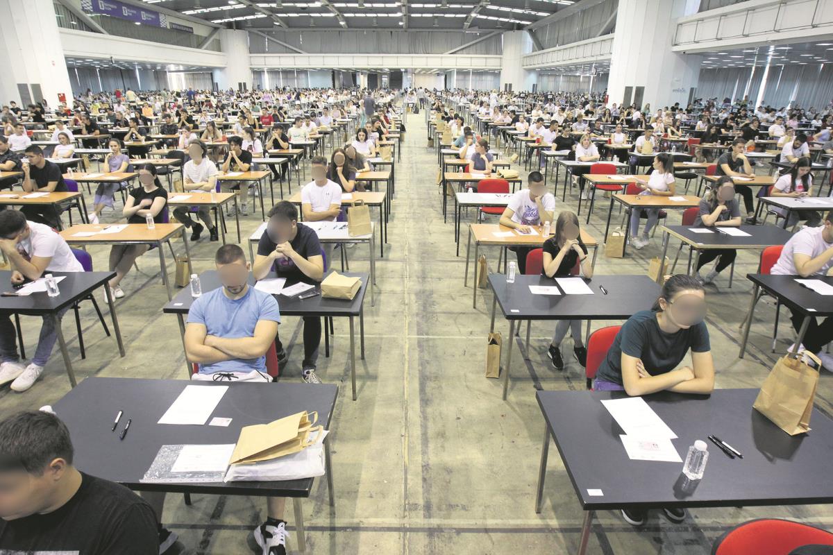 POGUBNE POSLEDICE Studenti i đaci jedini žrtvuju - nastavu, moguće i celu školsku godinu, upis u školu i na fakultet, mesto u domu, školarinu...