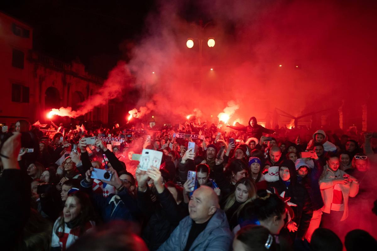 NOVA PROSLAVA - NOVI ŽESTOK SKANDAL! Hrvatski rukometaši i u Mostaru dočekani stihovima Tompsonove ratne pesme! Sraman snimak obišao region! (VIDEO)