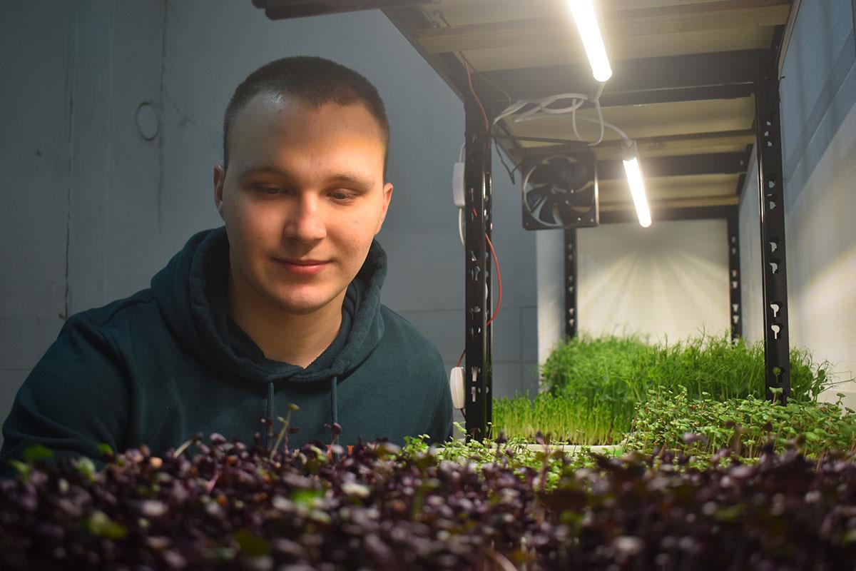 Mladi kikinđanin poljoprivredom se bavi u tetkinoj sobi?! Ljudima čudno a ovom momku biznis ide odlično, evo čime se u stvari bavi (foto)