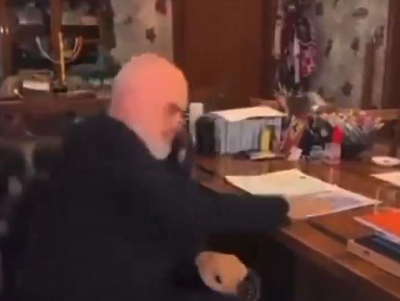 Edi Rama se razbesneo, izgubio živce pa počeo da psuje i udara o sto ...