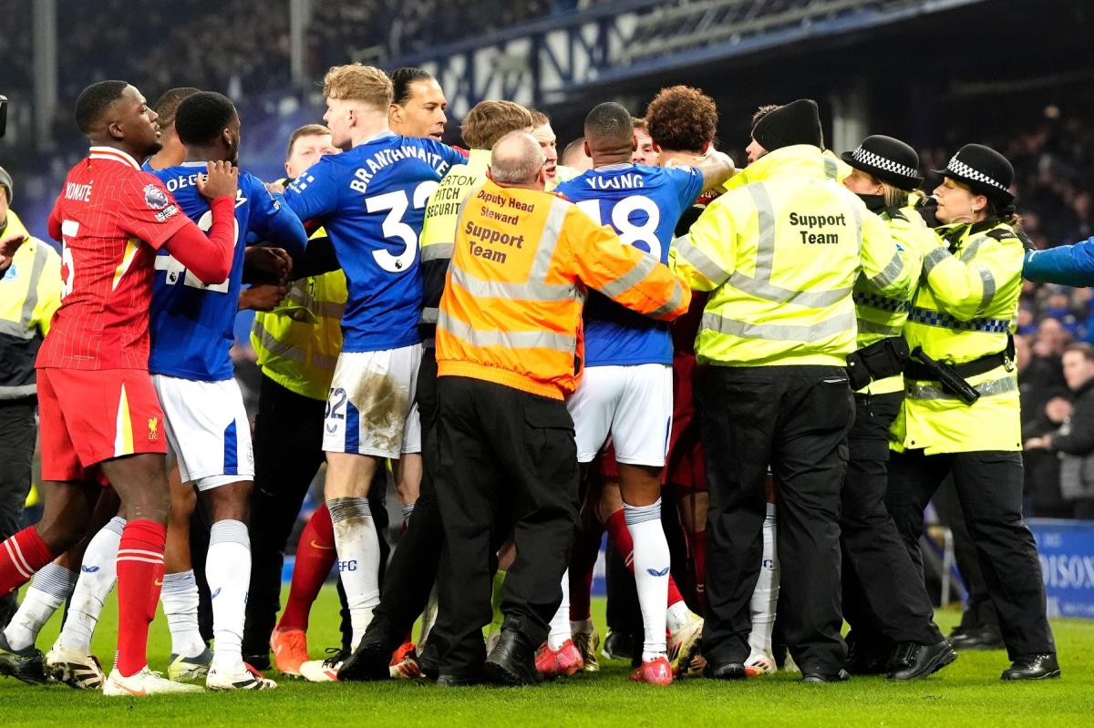 LUDILO I OPŠTA TUČA U DERBIJU LIVERPULA: Everton u 100. minutu iščupao bod protiv najvećeg rivala,a onda je nastao haos!