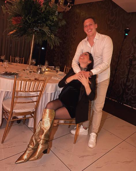 SVI MUŠKARCI BALAVE ZA NJENIM TELOM, A ONA CEPA BELI LUK, SLANINU I SIR! Naša voditeljka važi za mahera u svom poslu, a jelovnik će vas šokirati Kép