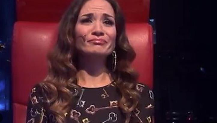 JELENA TOMAŠEVIĆ SE SAMO SRUŠILA NA KOLENA USRED KONCERTA! Hitna pomoć je prevezla do bolnice Kép