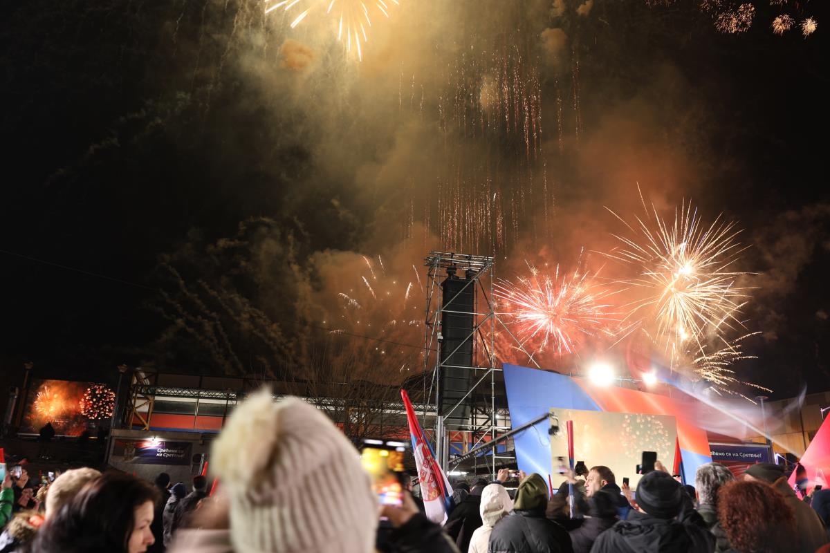 POGLEDAJTE SPEKTAKULARAN VATROMET U SREMSKOJ MITROVICI! Veličanstven skup, moćan govor predsednika Vučića i na kraju - SPEKTAKL! (FOTO/VIDEO)