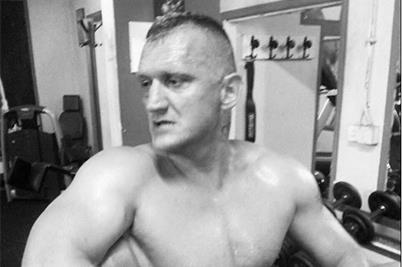 ПОГЛАДИЛ СОБАК, ПОТОМ ПОШЁЛ ДОМОЙ, КОГДА ЕГО ОБРУШИЛ ДОЖДЬ ИЗ ПУЛЬ. Маказе удалось пережить 9 покушений, и это было одно из самых странных: всё произошло на Рождество