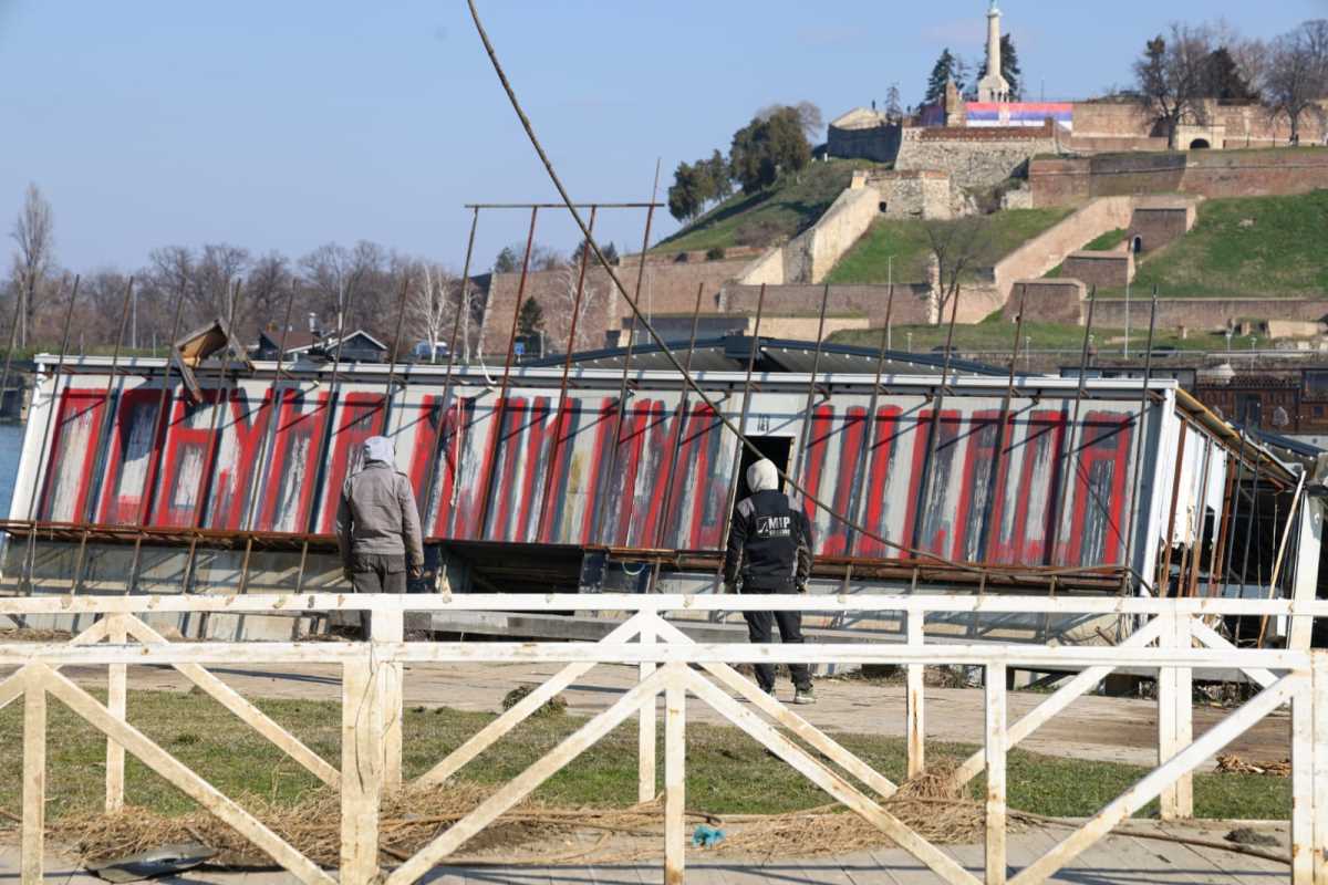 POLICIJA ČEŠLJA POSLOVANJE UKLETOG SPLAVA U BEOGRADU: U danu kada je počela kontrola rada "Fristajlera", započelo je i njegovo izvlačenje iz Save! (foto)