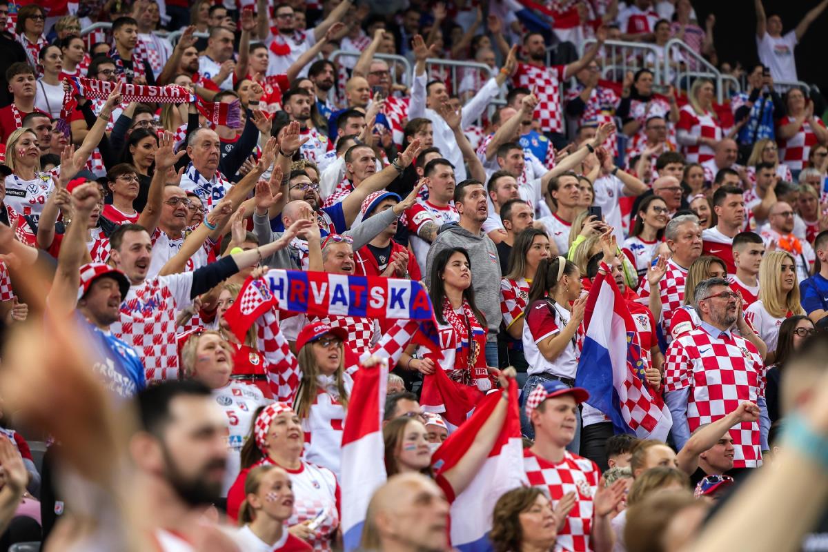 RASIZAM U ZADRU! HRVATSKI NAVIJAČI U CENTRU SKANDALA! Oponašali majmunske zvuke i vređali tamnopute igrače, Francuzi se oglasili i traže hitnu reakciju FIBA!