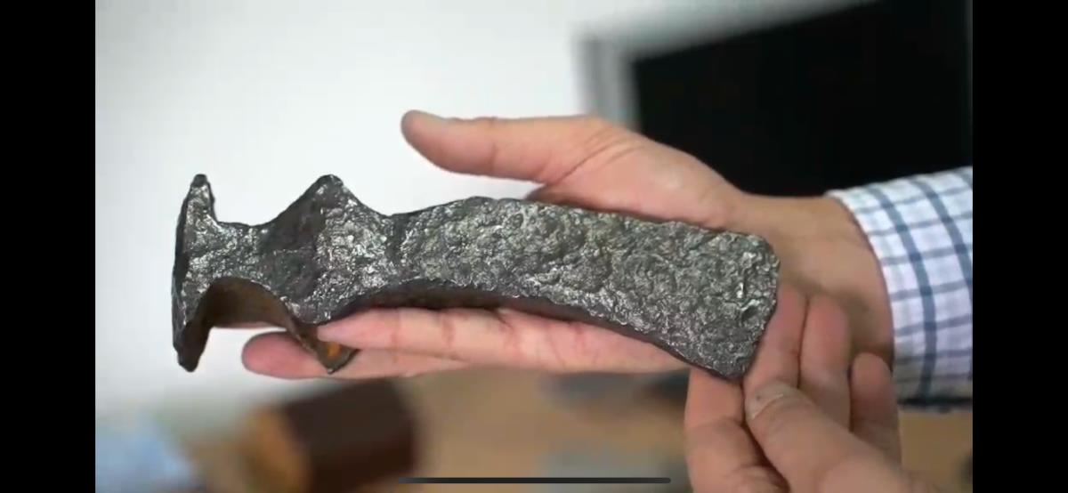 Neobičan hobi čačanskog inženjera, u privatnoj kolekciji čuva aukcijski vredne predmete: Ima ih više od 300, a neke su stare i preko 1.000 godina (foto) Neobičan hobi čačanskog inženjera, u privatnoj kolekciji čuva aukcijski vredne predmete: Ima ih više od 300, a neke su stare i preko 1.000 godina (foto)