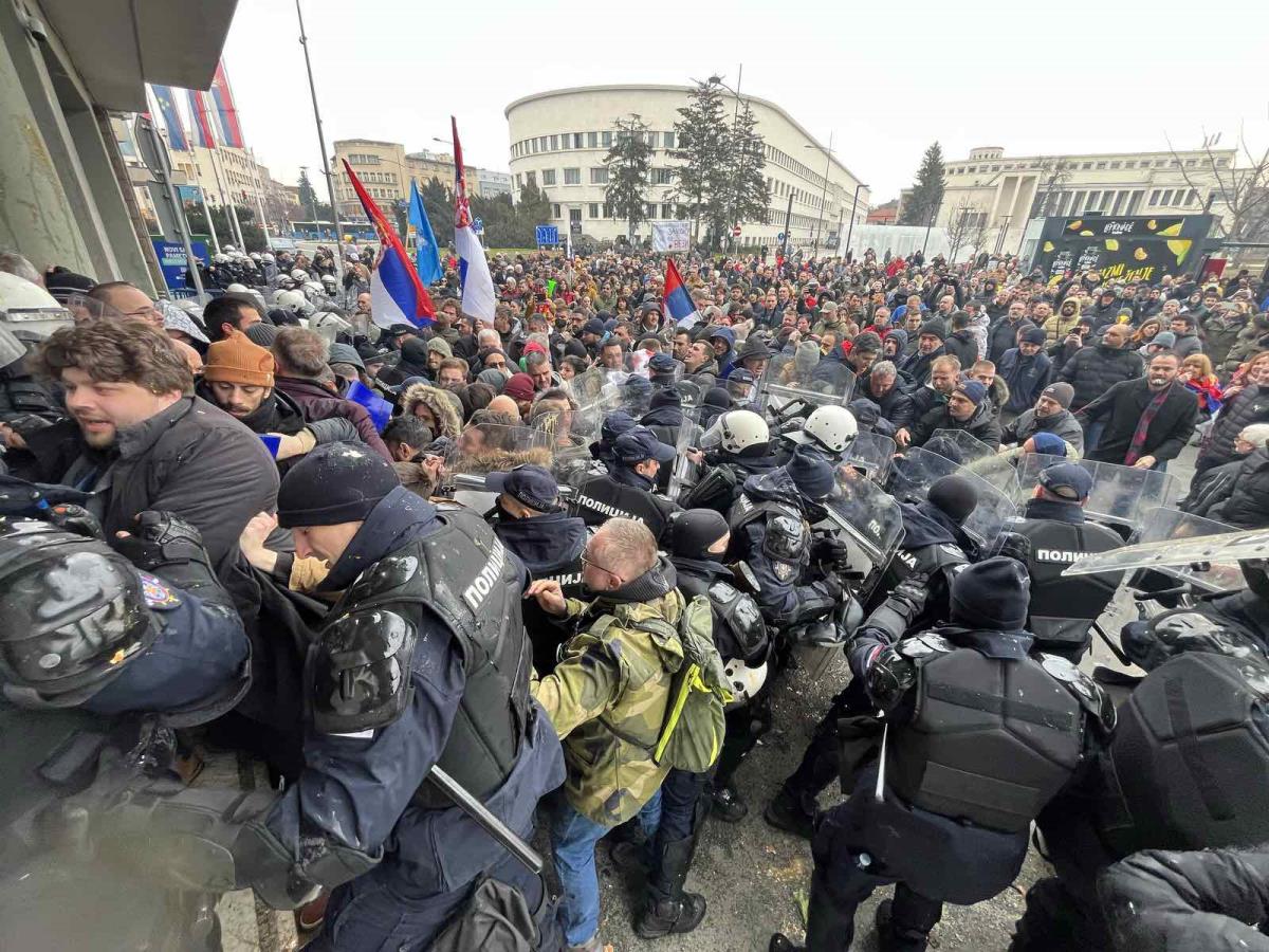 SKANDALOZNO PONAŠANJE OPOZICIJE U NOVOM SADU! Gađaju policiju jajima, pokušavaju nasilno da uđu u Skupštinu grada (VIDEO)