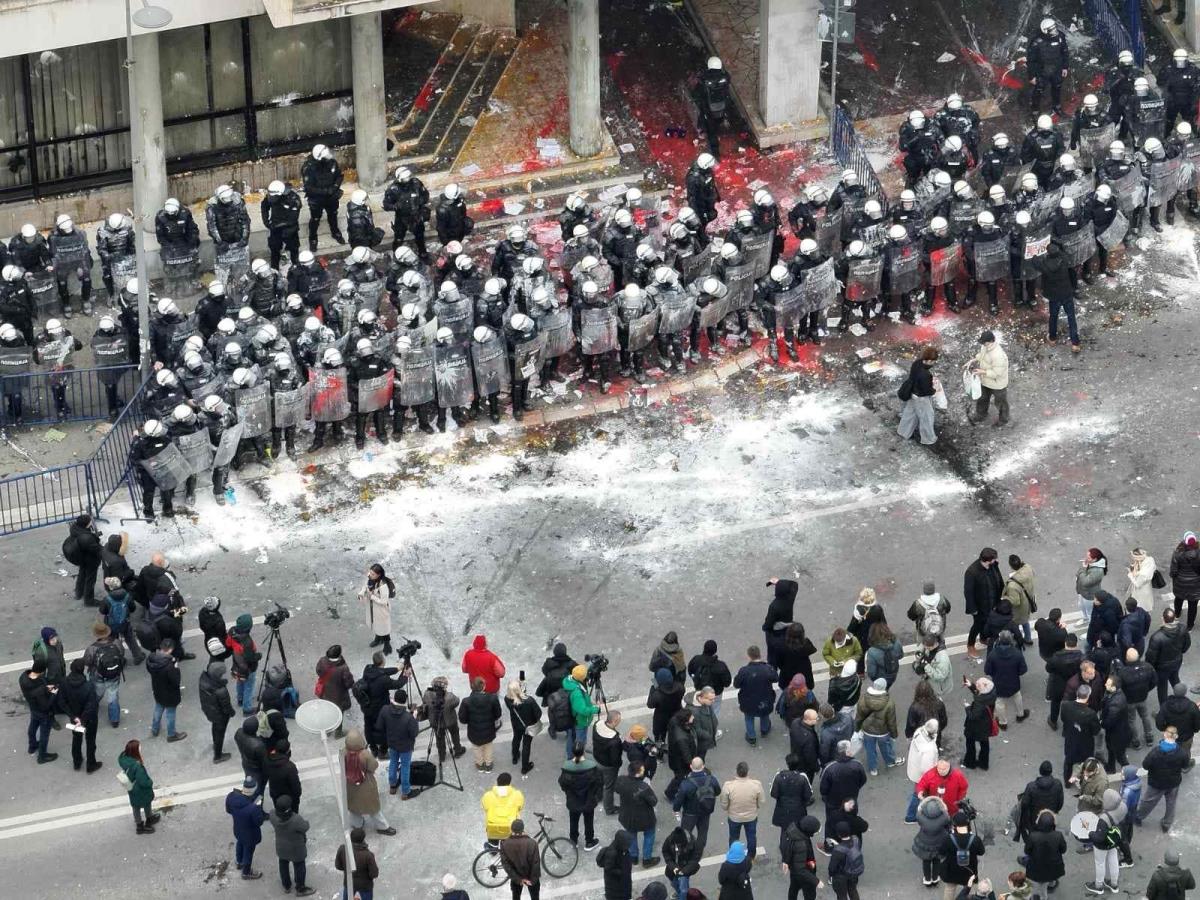 POLICAJCU POLOMLJENA ŠAKA, KOD STARIJEG ČOVEKA PRONAĐENA SEKIRA! Predsednica Skupštine Grada Novog Sada o skandaloznim akcijama opozicije