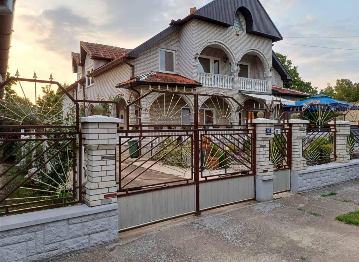 Najlepšu kuću u kraju daju ispod cene: Dvorište ima i malu fontanu - Građevina kakva se samo poželeti može Najlepšu kuću u kraju daju ispod cene: Dvorište ima i malu fontanu - Građevina kakva se samo poželeti može