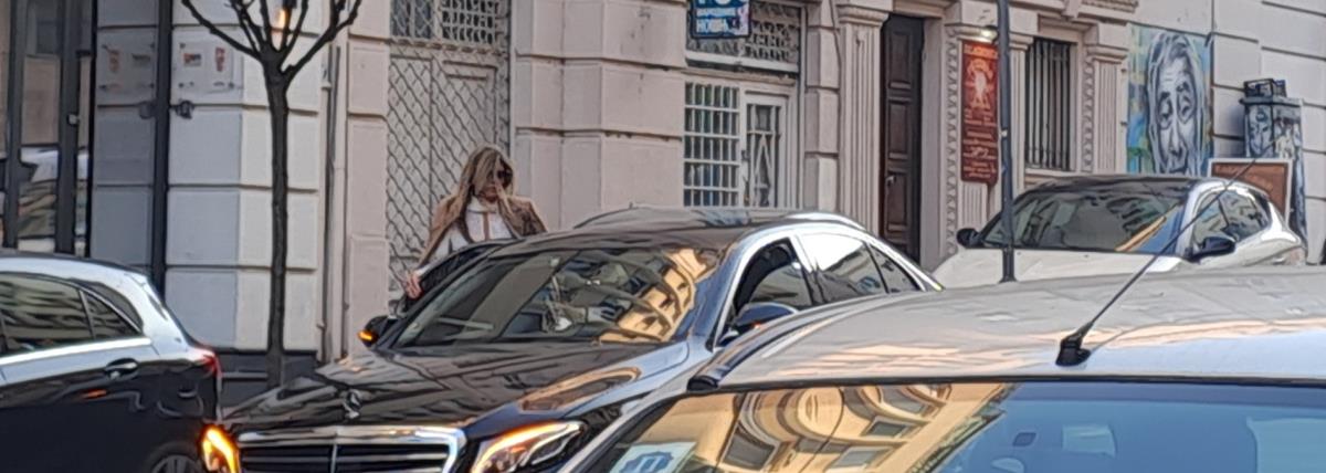 PAPARACO! MELINA U BEOGRADU GODINU DANA NAKON RAZVODA: Posle ručka u elitnom restoranu ušla u skupoceni automobil, evo s kim je bila (FOTO+VIDEO)