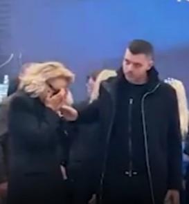 LEPA BRENA NE MOŽE DA DOĐE SEBI: Jeca u suzama, Viktor je sve vreme drži da ne poklekne (FOTO)