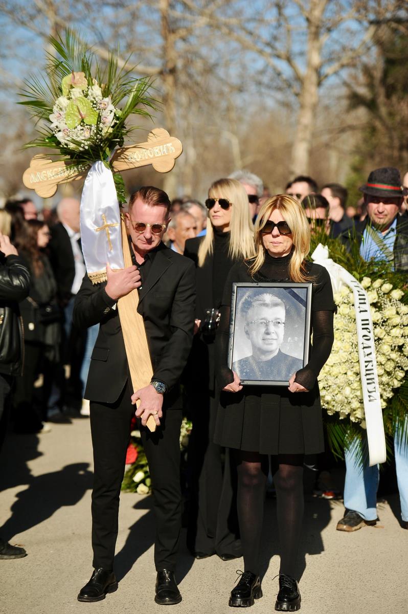 OVO SU REČI PESME KOJOM JE ISPRAĆEN SAŠA POPOVIĆ: Još je rano... Uz ove stihove svi jecali