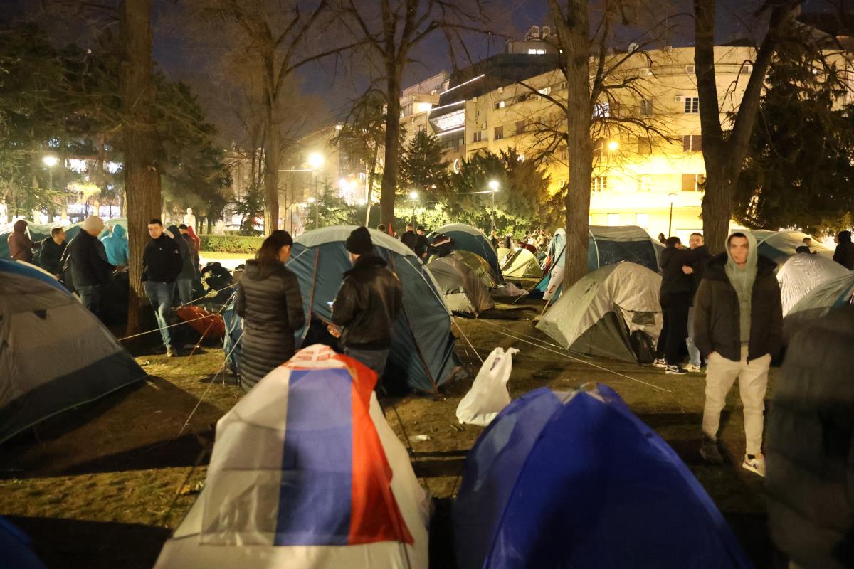 BILO JE VREME PROTESTA I BLOKADA, SADA JE DOŠLO VREME UČENJA Studenti koji od noćas spavaju u Pionirskom parku vode drugačiju borbu od studenata blokadera