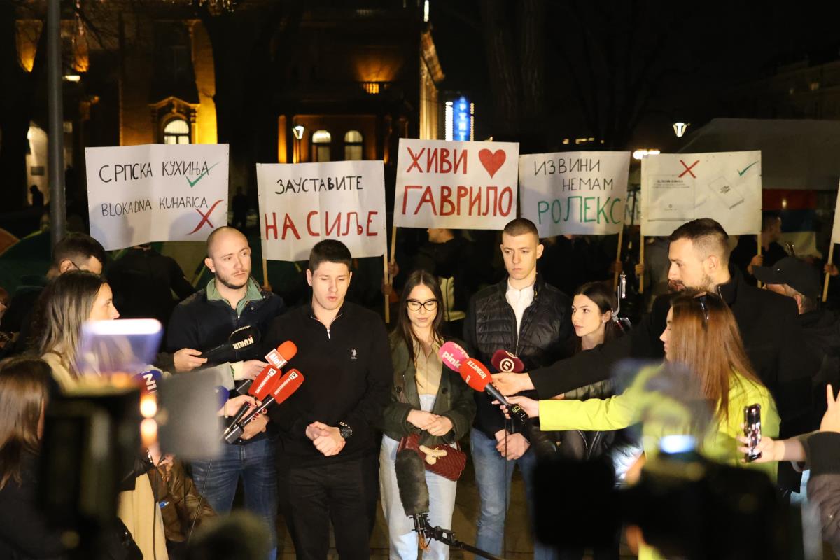 UŽIVO "MI OVDE NISMO NI IZ JEDNE STRANKE, OVO JE STRANKA HOĆEMO DA UČIMO" Studenti koji hoće da uče iz Pionirskog parka: Planiramo da provedemo noć ovde