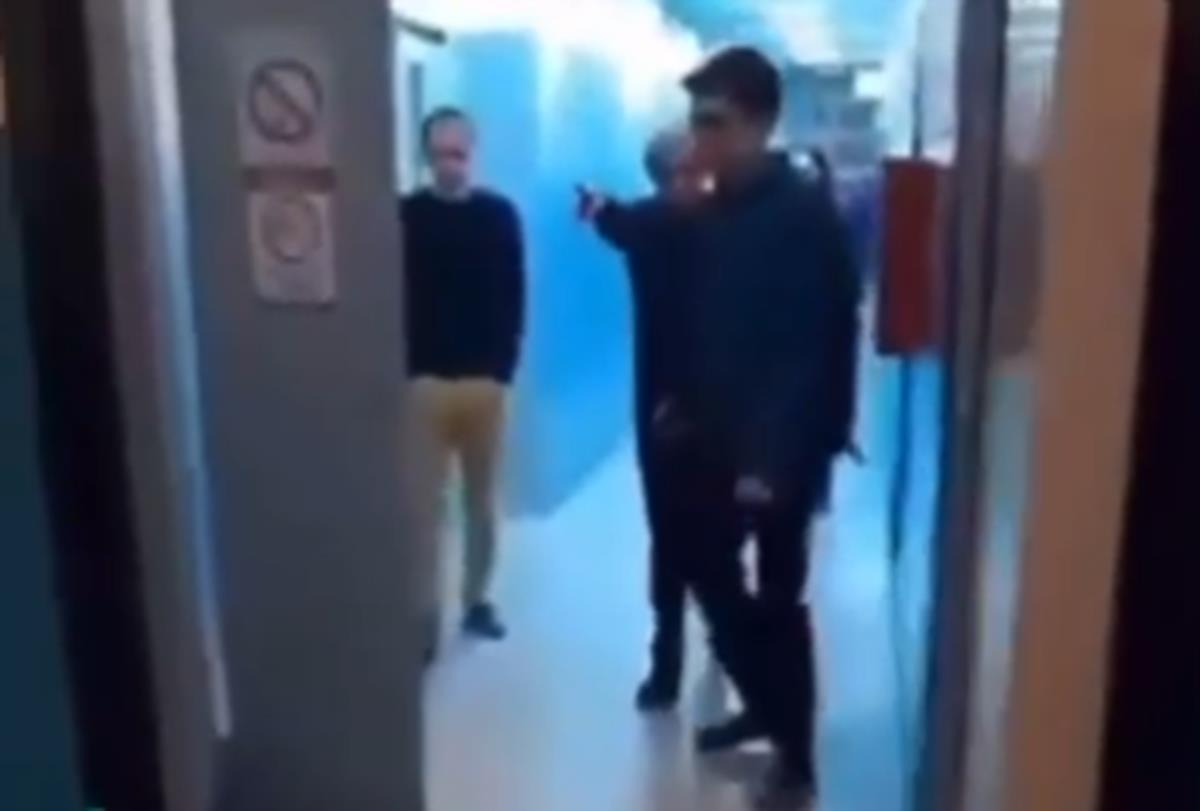 "IZAĐITE NAPOLJE, NAPOLJE!" Profesor najurio studente blokadere koji su pokušali da spreče nastavu na Računarskom fakultetu: Bićete svi kažnjeni! (video)