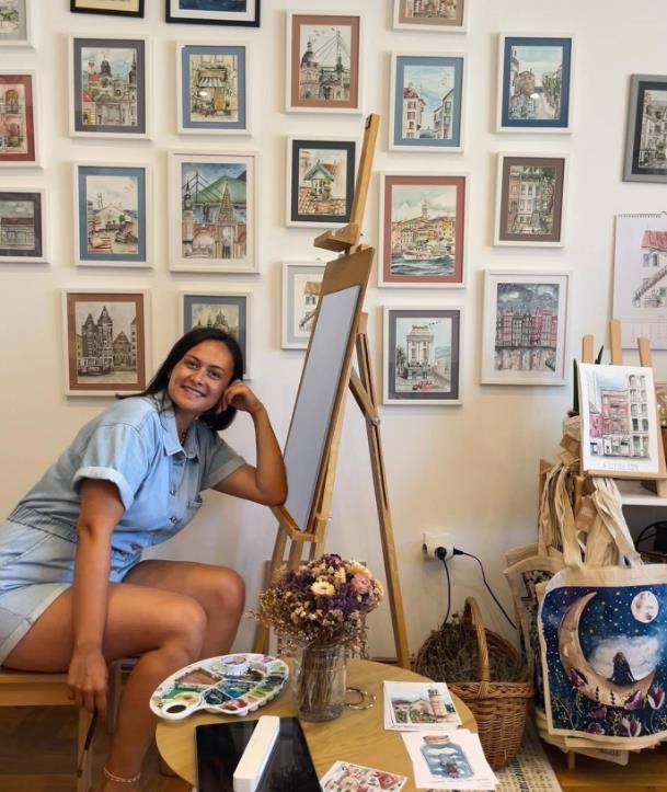 Jelena vratila razglednice na velika vrata: Svoja dela šalje širom sveta, nema ko nije čuo za nju u ovom gradu Jelena vratila razglednice na velika vrata: Svoja dela šalje širom sveta, nema ko nije čuo za nju u ovom gradu