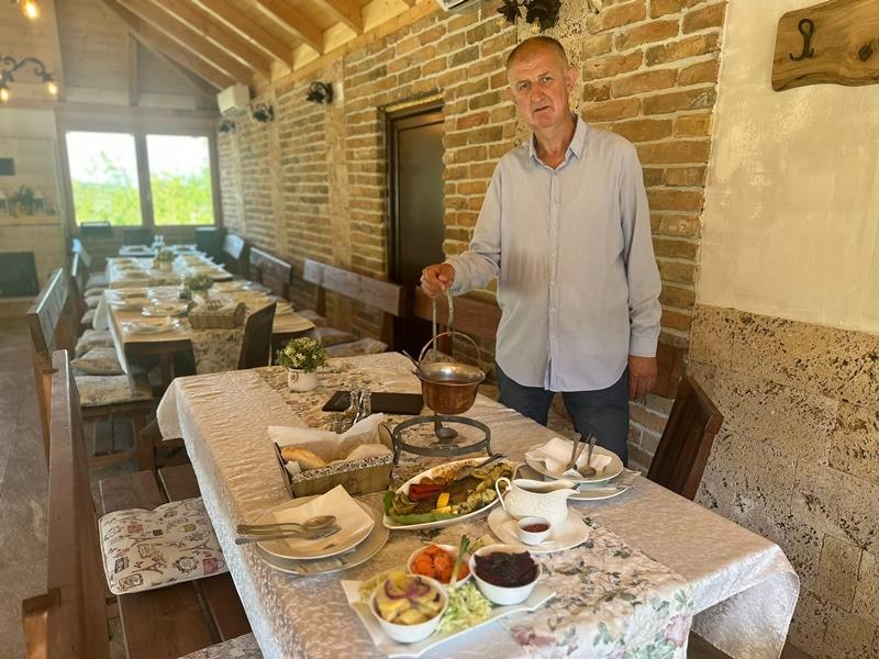 Ne jede se u Čačku samo masna prasetina: Milan u Gornjoj Atenici vikendicu pretvorio u jedinstven restoran - služi se samo posna hrana Ne jede se u Čačku samo masna prasetina: Milan u Gornjoj Atenici vikendicu pretvorio u jedinstven restoran - služi se samo posna hrana