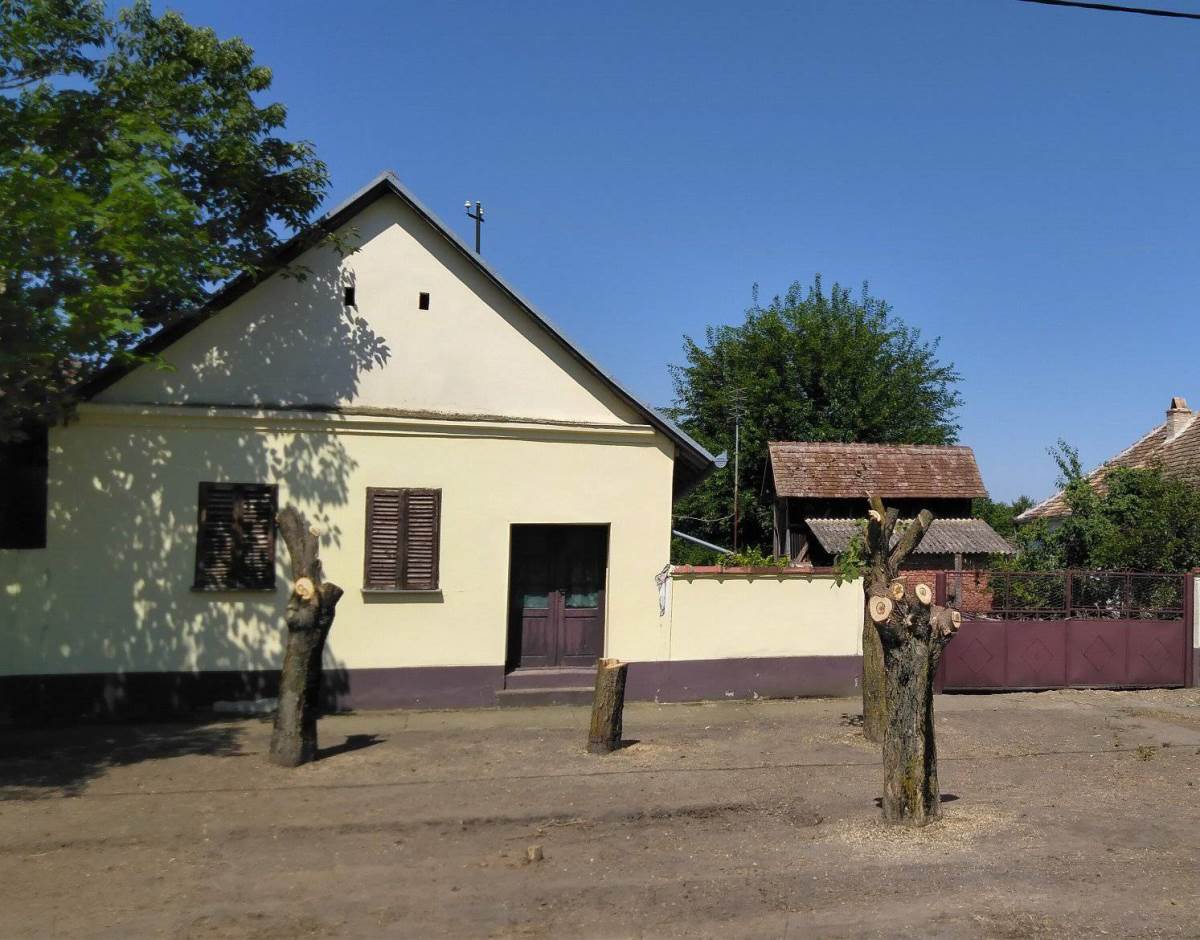 Kuća kakvu bi svako poželeo, a prodaju je za 16.000 €! Ima šupu i štalu, plac od 16 ari i samo jednu manu Kuća kakvu bi svako poželeo, a prodaju je za 16.000 €! Ima šupu i štalu, plac od 16 ari i samo jednu manu