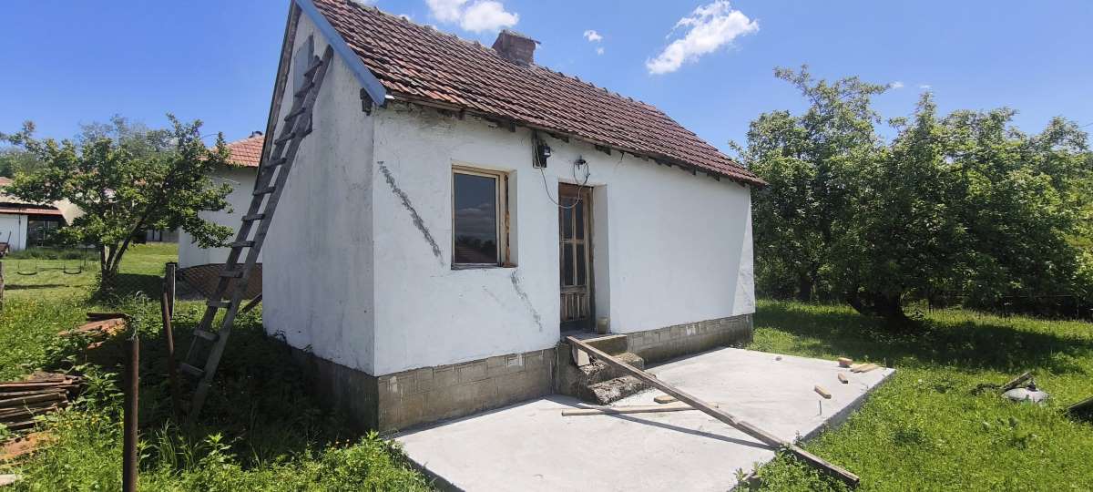 Kuću s bunarom prodaju za 15.500 €! U blizini su poznata banja i planina, a u sve to ulazi i građevinsko zemljište