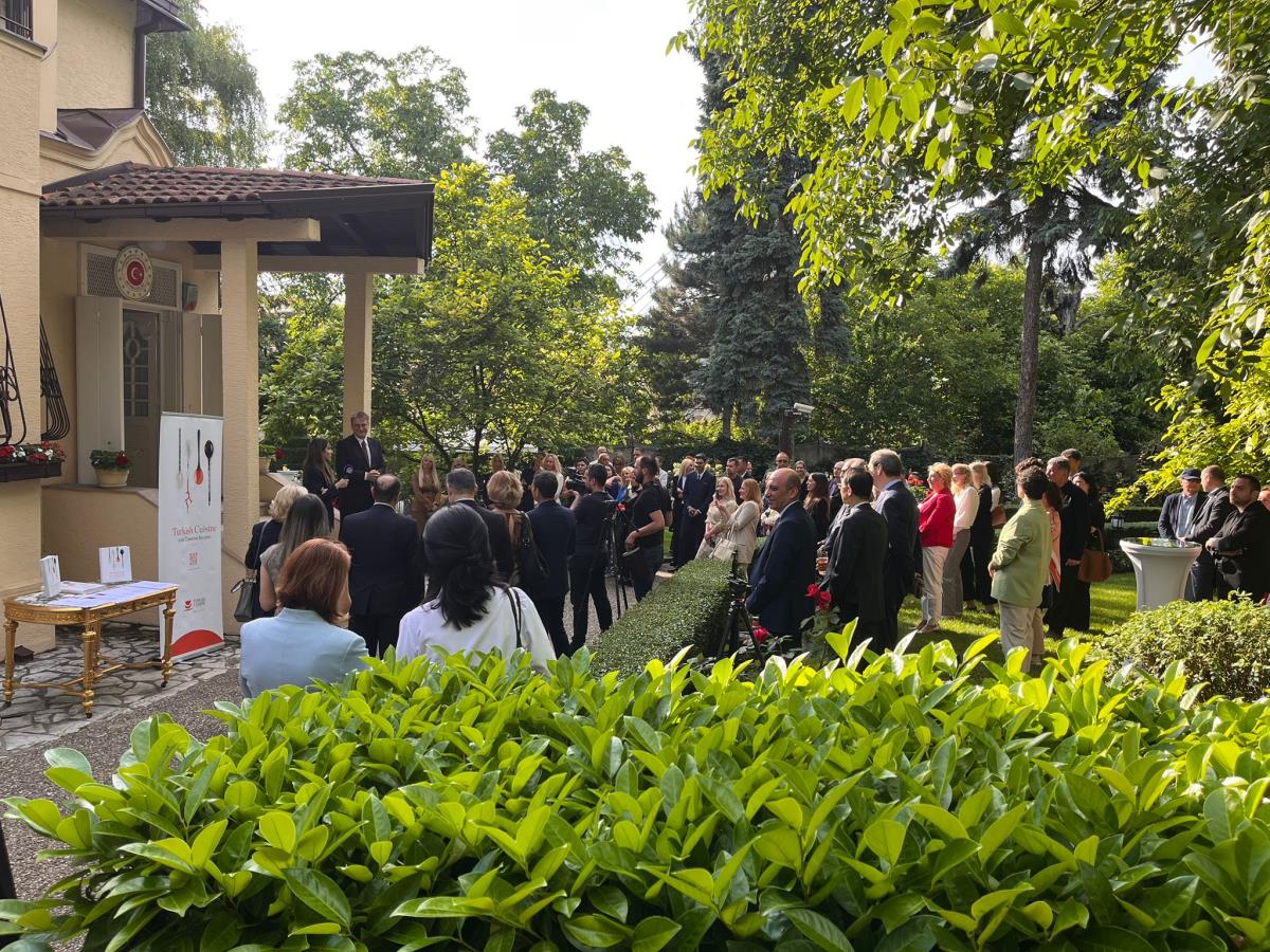 Ova salata se jede uglavnom u ženskom društvu: Na trpezi kod ambasadora Turske od pasulja do sutlijaša i baklave Ova salata se jede uglavnom u ženskom društvu: Na trpezi kod ambasadora Turske od pasulja do sutlijaša i baklave