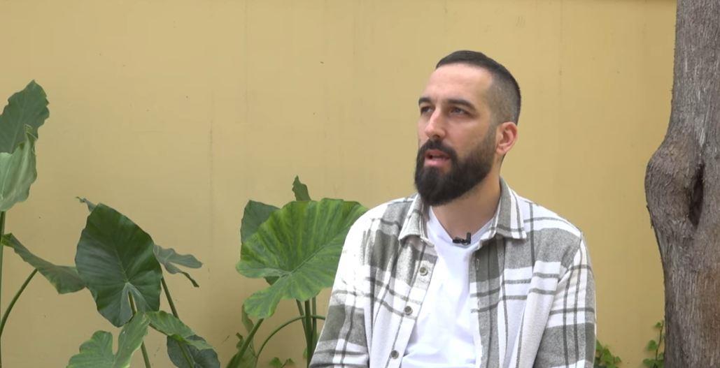 Dejan iz Bačke Palanke danju sveštenik, noću stendap komičar | Kurir