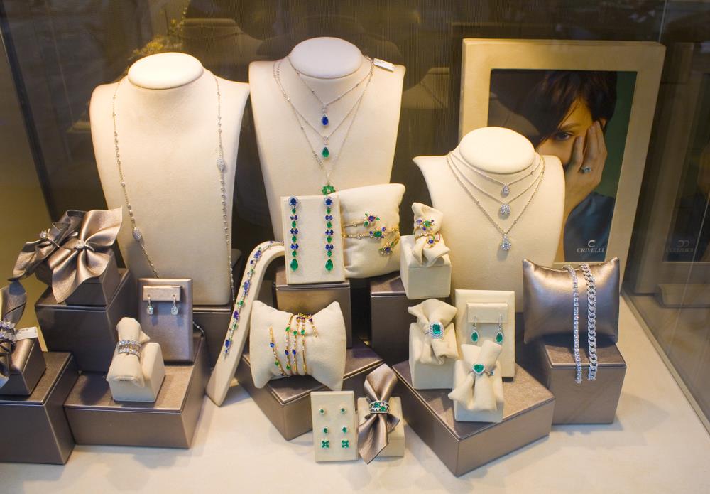 Kupio Kartije minđuše od 13.000 $ za siću: Pokušali da mu otkažu transakciju! Šta bi se dogodilo u Srbiji? Kupio Kartije minđuše od 13.000 $ za siću: Pokušali da mu otkažu transakciju! Šta bi se dogodilo u Srbiji?