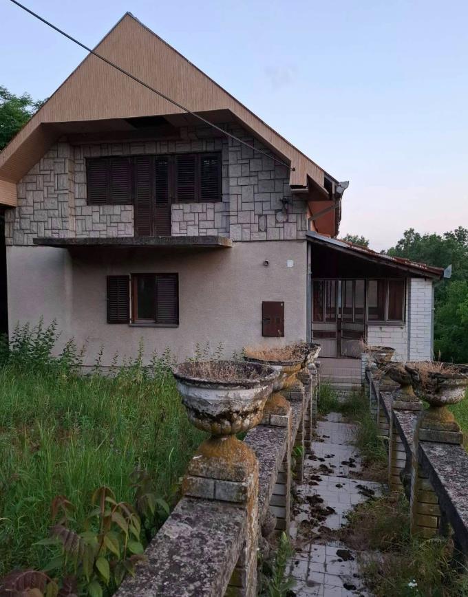 Kuća u okolini Obrenovca od 150 kvadrata i garažom: Struja, grejanje, garaža i bez vlage - Idealna za porodičan život
