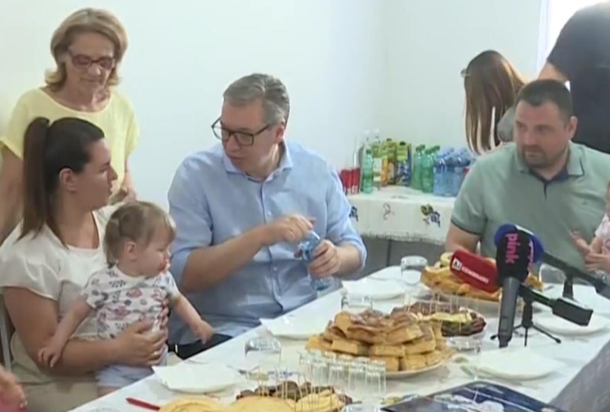Deci smo obezbedili bolju budućnost, hvala predsedniku: Porodica Rankov, koju je danas obišao Vučić, zahvalna državi - Četvorke imaju siguran krov nad glavom Deci smo obezbedili bolju budućnost, hvala predsedniku: Porodica Rankov, koju je danas obišao Vučić, zahvalna državi - Četvorke imaju siguran krov nad glavom