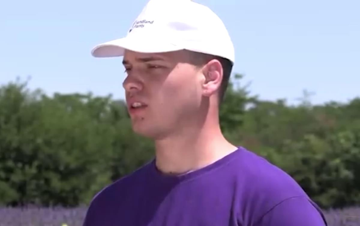 Stefan gaji vrlo unosnu biljku i sve proda preko interneta: Dolaze mu i turisti da se slikaju, sve isplatilo posle samo 3 godine Stefan gaji vrlo unosnu biljku i sve proda preko interneta: Dolaze mu i turisti da se slikaju, sve isplatilo posle samo 3 godine