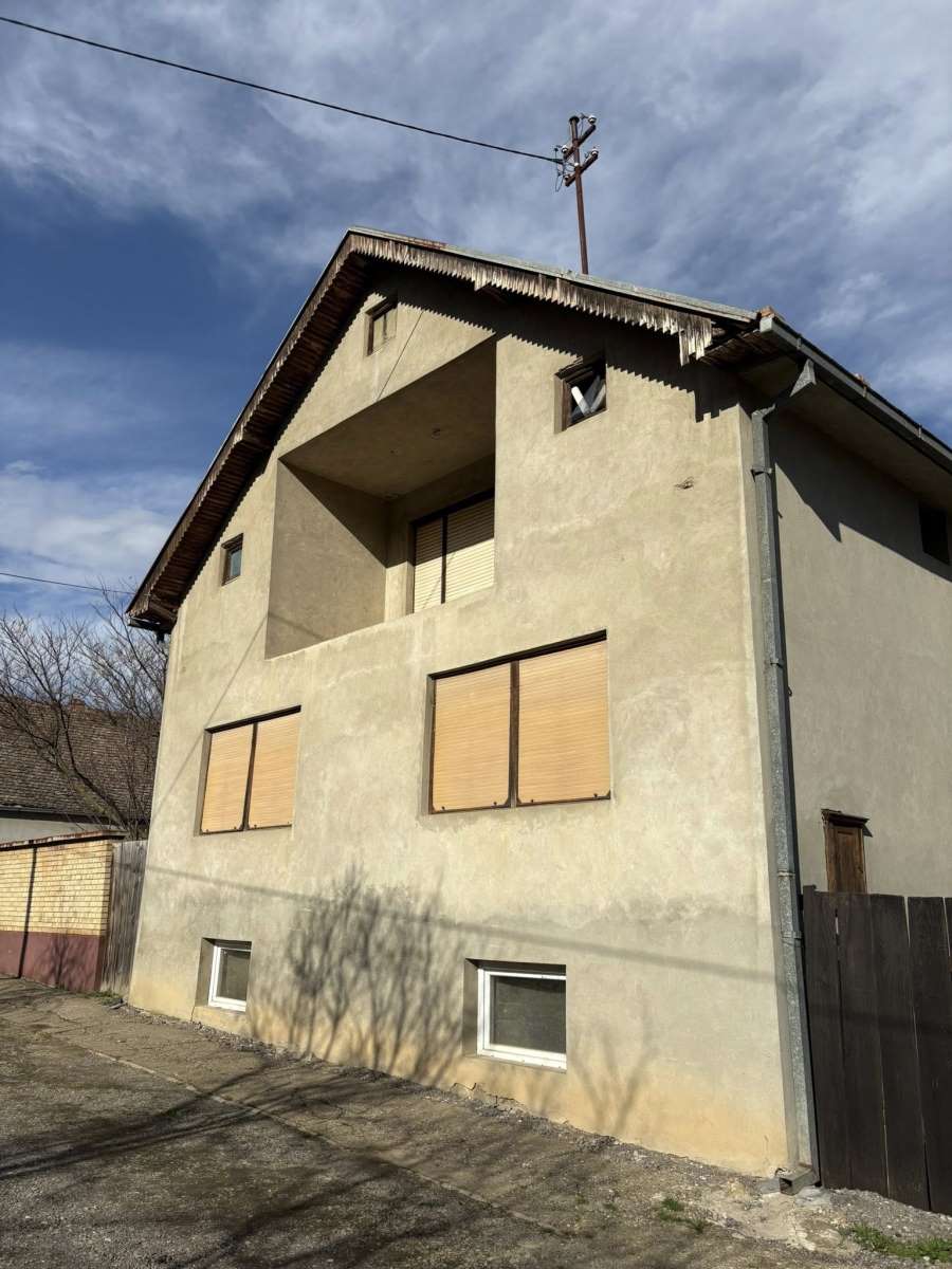 Milica prodaje ogromnu kuću sa podrumom za 27.000 €! Nalazi se na velikom placu od 15 ari, a blizu je Beograda Milica prodaje ogromnu kuću sa podrumom za 27.000 €! Nalazi se na velikom placu od 15 ari, a blizu je Beograda