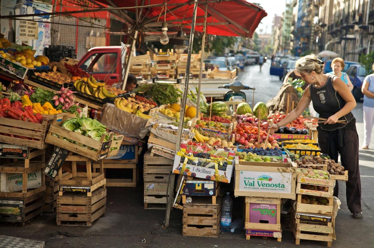 Lubenica 150, malina 1.300 rsd! Cene na pijacama divljaju, razlike šokiraju građane koji misle da štede na tezgama