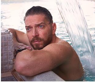 Divorced After 17 Years of Marriage, Then Posed Naked in the Bushes: Our Actor Born Naked, His Sculpted Body Drew Sighs (Photo)