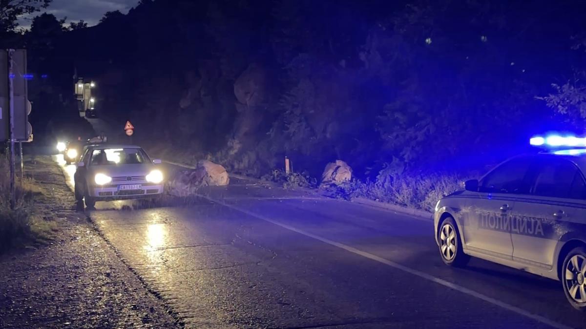 OPREZ SVIM VOZAČIMA KOJI PROLAZE KOD KOKINOG BRODA! Saobraćaj onemogućen, evo i zbog čega! (FOTO) Kép