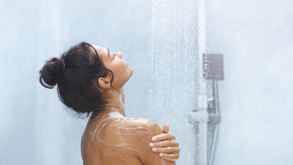 Tuširate se pogrešno i starite brže! Dermatolozi otkrivaju idealnu temperaturu vode za kožu i kosu