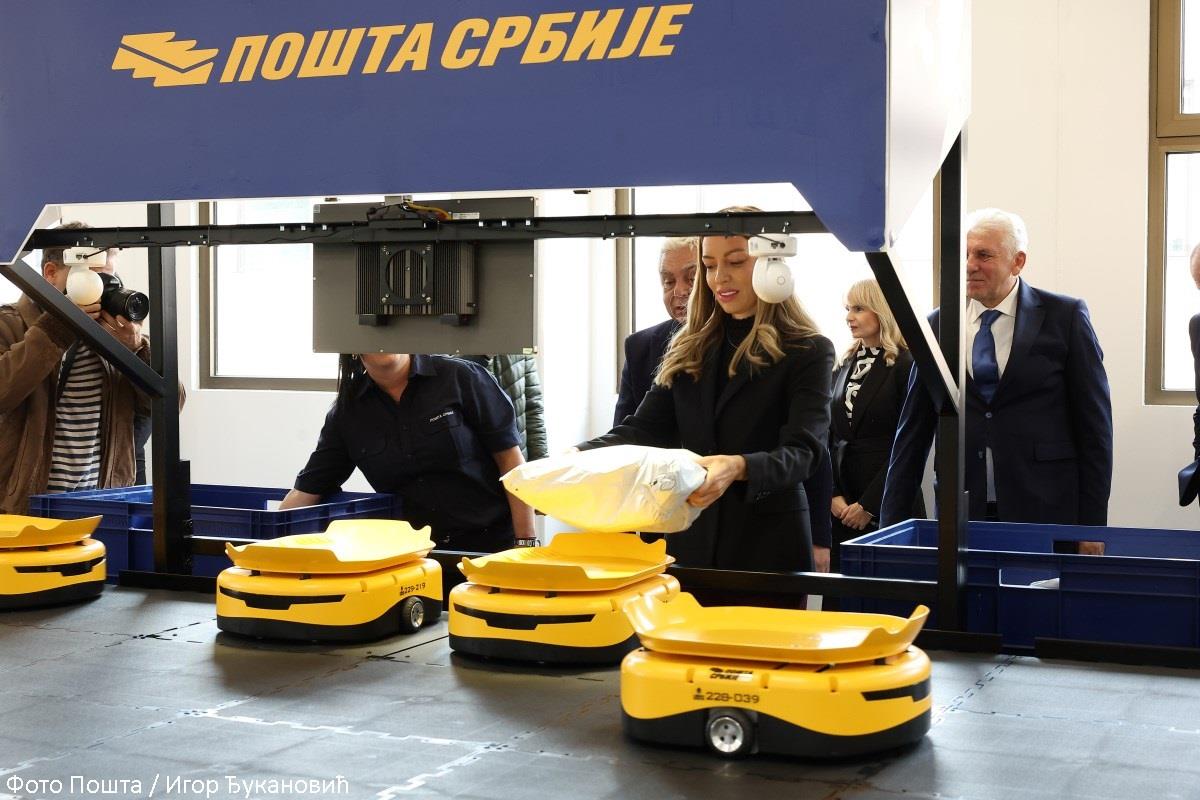 42 Robota, kapaciteta 2.500 pošiljaka na sat Pošta Srbije pustila u rad robotizovani sistem u Regionalnom poštansko-logističkom centru u Kraljevu (foto)