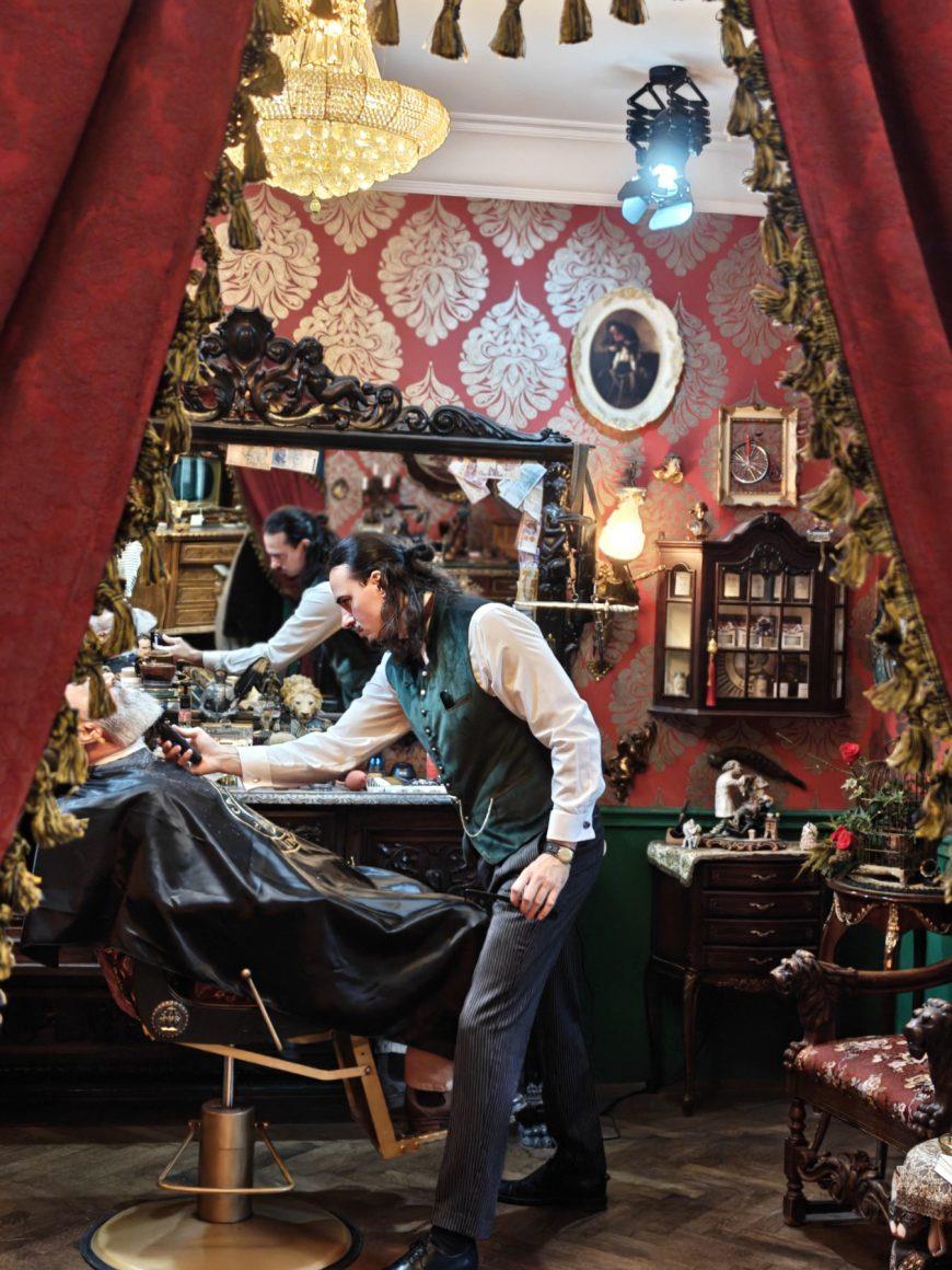 Mušterije mu bežale iz stolice: Vladimir prošao težak put, radio šta je stigao pa sa tetkom "ratovao" oko salona - danas vodi najpoznatiju berbernicu u Srbiji Mušterije mu bežale iz stolice: Vladimir prošao težak put, radio šta je stigao pa sa tetkom "ratovao" oko salona - danas vodi najpoznatiju berbernicu u Srbiji